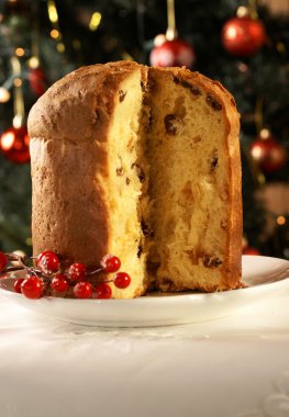 Noel kek panettone ve yılbaşı süsleri.