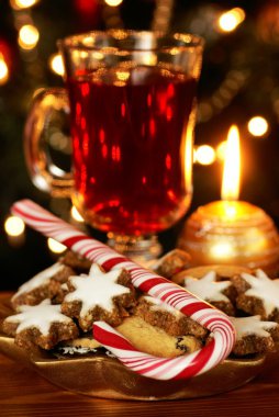 Yılbaşı kurabiye ve çay ile şeker kamışı