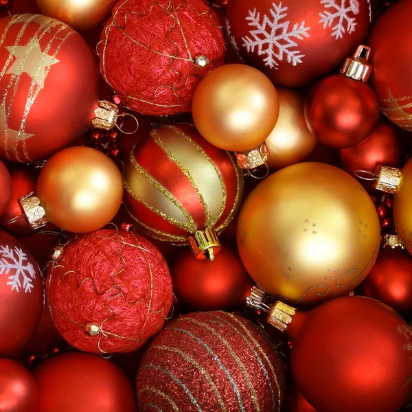 Červené a zlaté vánoční ozdoby. — Stock fotografie