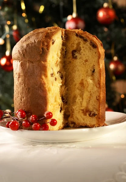 Kerst cake panettone en Kerstmis decoratie. — Stockfoto