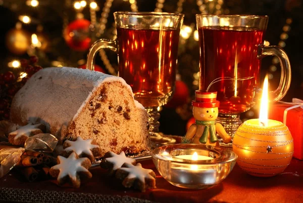 Weihnachtstisch - Kuchen, Plätzchen, Kerzen — Stockfoto