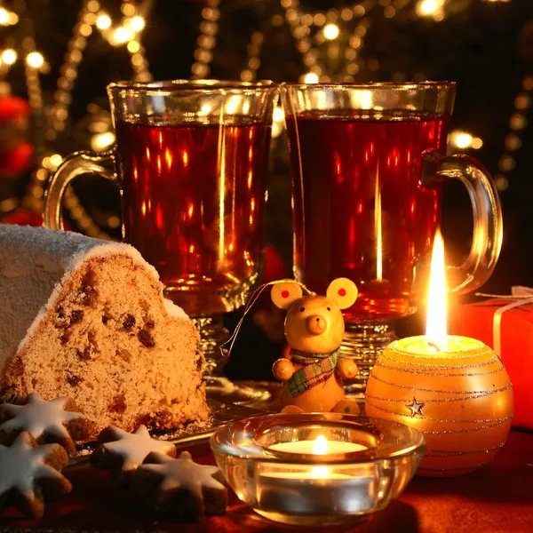 Mesa de Natal - bolo, biscoitos, velas — Fotografia de Stock