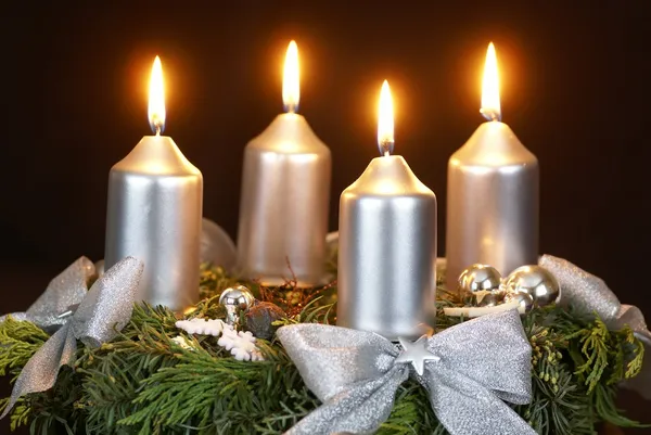 Adventskranz auf dunklem Hintergrund. — Stockfoto