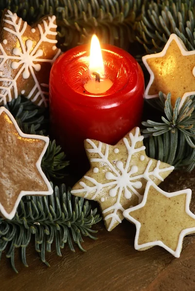 Svíčka a perník hvězdy na vánoční stromek větve. — Stock fotografie