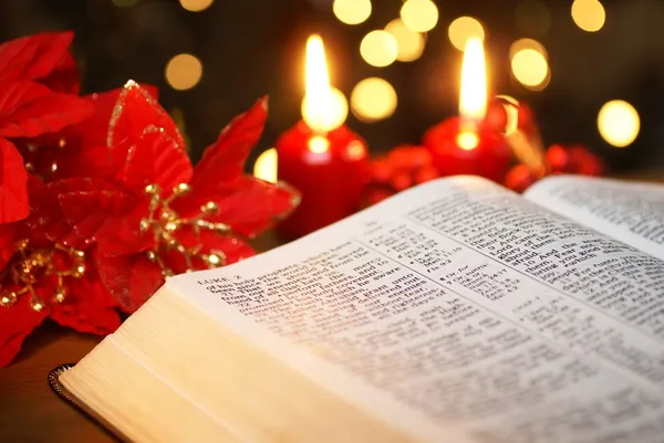 Bíblia aberta com história de Natal e decorações de Natal — Fotografia de Stock