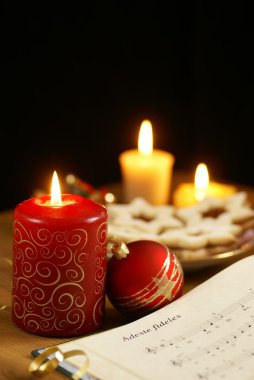 şarkı kitabı ile Noel şarkıları ve yılbaşı süsleri.