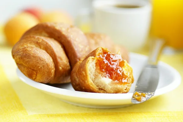 Croissant, apricot jam, apricots and coffee. — Stock Photo, Image