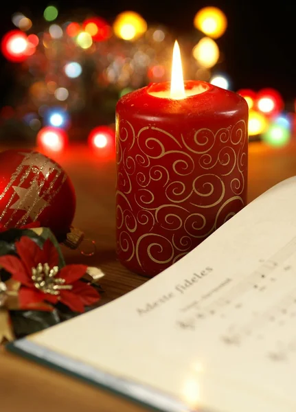 Songbook met hymnes van Kerstmis en kerstversiering. — Stockfoto