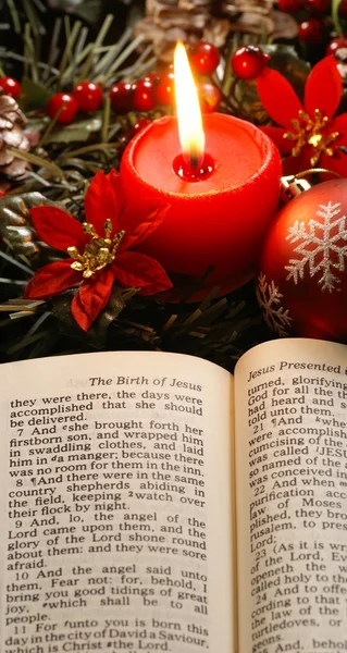 Otevřené Bibli a Vánoční dekorace — Stock fotografie