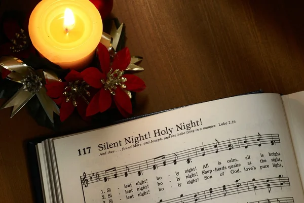 Şarkı kitabı ile Noel şarkıları ve yılbaşı süsleri. — Stok fotoğraf