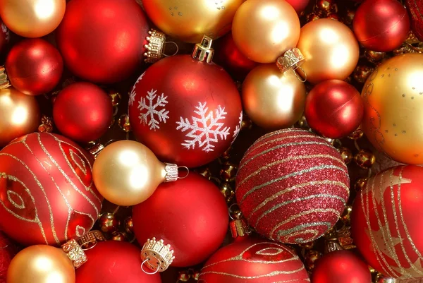Kırmızı ve altın christmas süsler.