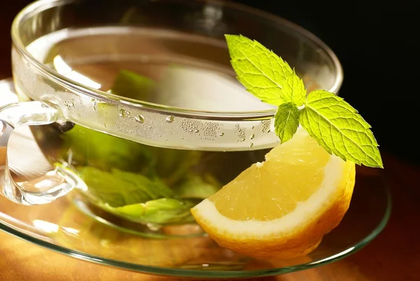 Tè alla menta, foglie di menta fresca e limone . — Foto Stock