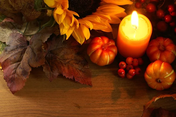 Arreglo de girasol, velas y decoraciones otoñales — Foto de Stock