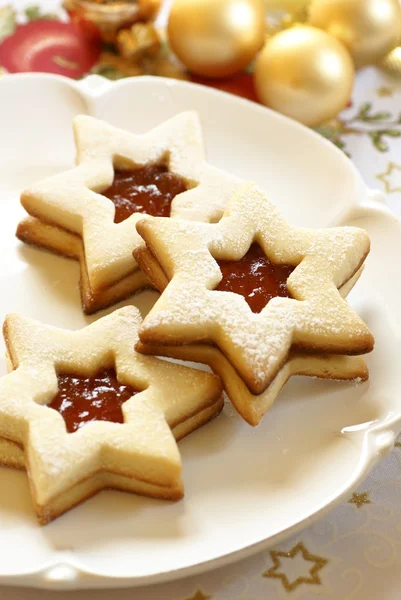 Biscotti di Natale su piatto e ornamenti di Natale . — Foto Stock