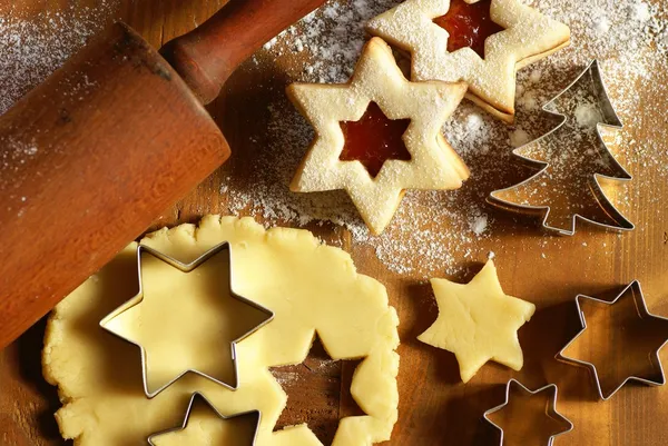 Massa para biscoitos de Natal e acessórios para panificação . — Fotografia de Stock