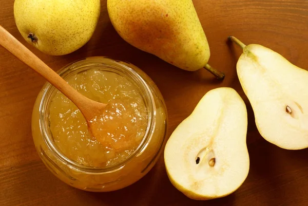 Birnenmarmelade im Glas und Birnen. — Stockfoto