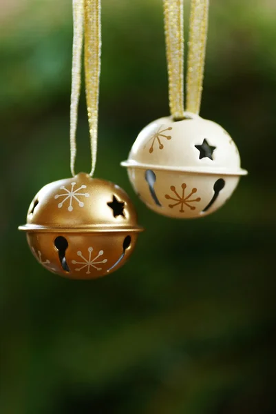 Jingle bells op kerstboom met kopie ruimte. — Stockfoto