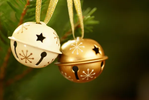 Jingle bells på julgran med kopia utrymme. — Stockfoto
