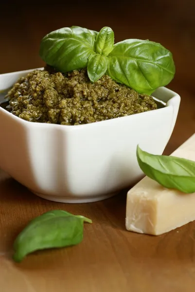 Bowl wih pesto, fresh basil and parmesan cheese. — Stock Photo, Image
