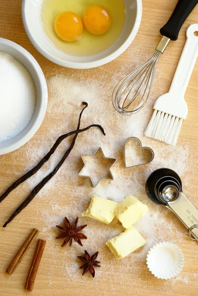 Bakning redskap, kryddor och ingredienser. — Stockfoto