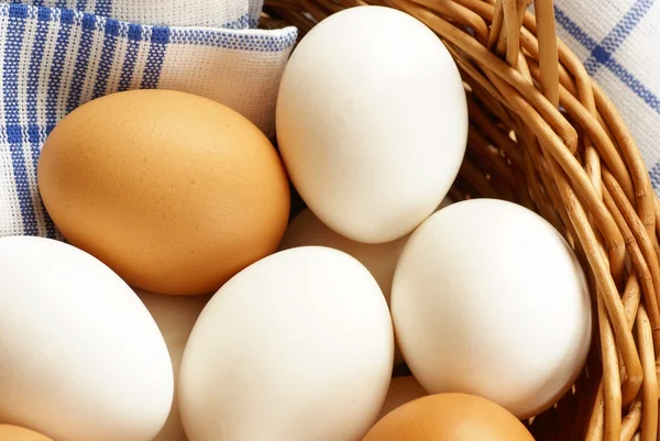 Cesta com ovos de galinha e pano de prato . — Fotografia de Stock