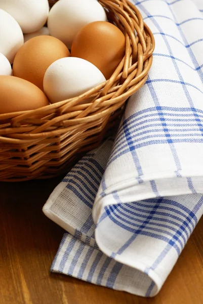Cesta de mimbre con huevos de pollo — Foto de Stock