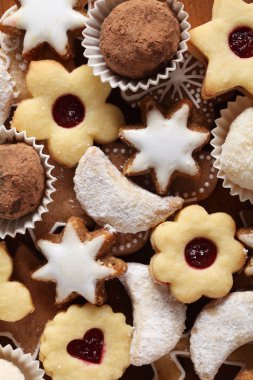 çeşitli Noel kurabiyeleri, üstten görünüm.