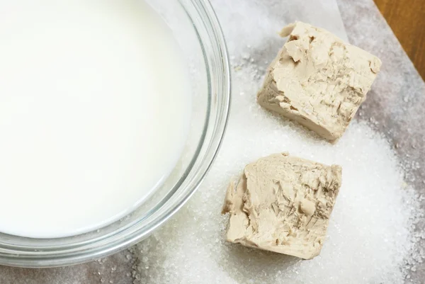 パン酵母、砂糖と酵母のミルク. — ストック写真