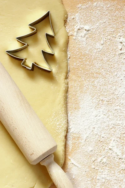 Massa para biscoitos de Natal e cortadores de biscoitos — Fotografia de Stock