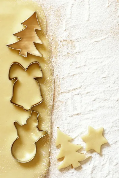 Massa para biscoitos de Natal e cortadores de biscoitos — Fotografia de Stock