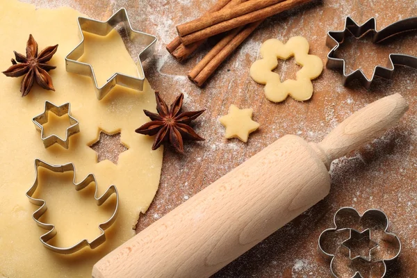Těsto na vánoční cukroví, koření a cookie frézy. — Stock fotografie