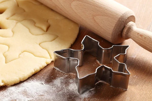 Bakelse för jul cookies och snöflinga former. — Stockfoto