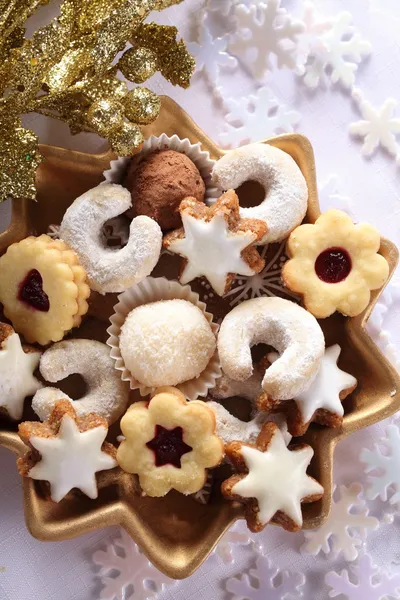 Ciotola da primo piano con biscotti natalizi . — Foto Stock