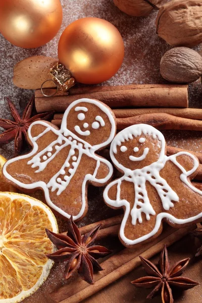 Jul pepparkaksgubbe och kryddor. — Stockfoto