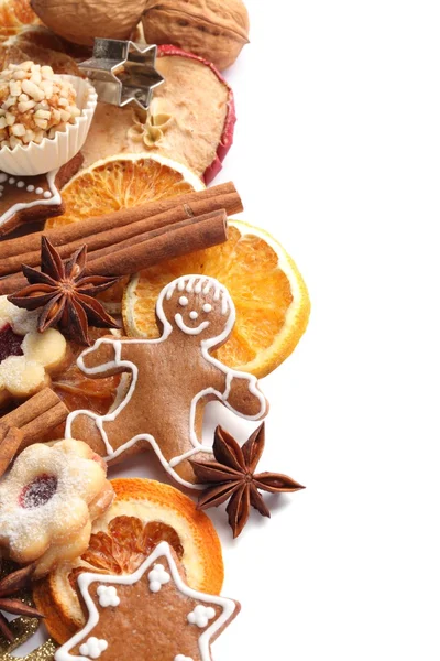 Fette di arancia secca e mela, spezie e biscotti di Natale — Foto Stock