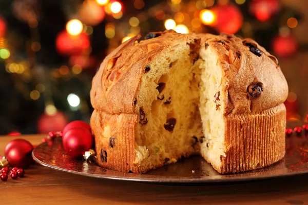 Pastel de Navidad panettone y decoraciones de Navidad . — Foto de Stock