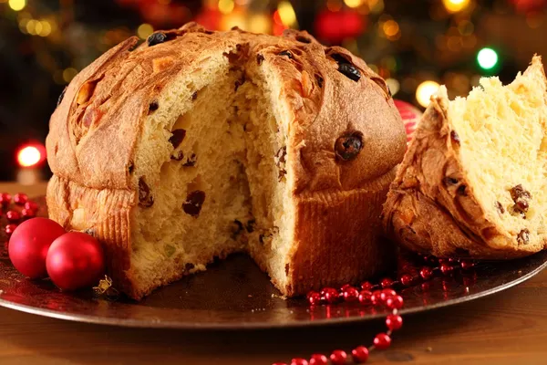 Pastel de Navidad panettone y decoraciones de Navidad . — Foto de Stock