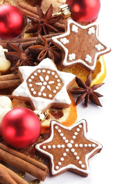 Fatias de laranja seca, especiarias e biscoitos de Natal — Fotografia de Stock