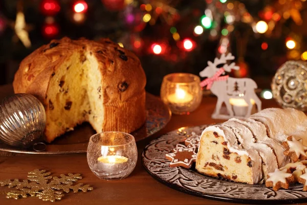 Boże Narodzenie stollen, panettone, ciasteczka i dekoracje. — Zdjęcie stockowe