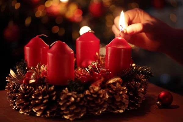 Hand mit Streichholz und Kerze zum ersten Advent. — Stockfoto