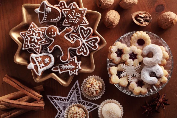 Bovenaanzicht van verschillende christmas cookies. — Stockfoto