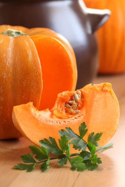 Trozo de calabaza, perejil, ajo, cebolla y olla para cocinar . —  Fotos de Stock