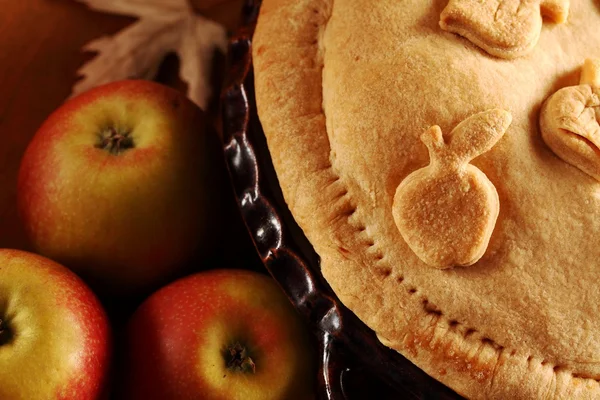 Torta di mele fatta in casa, mele e foglie autunnali . — Foto Stock