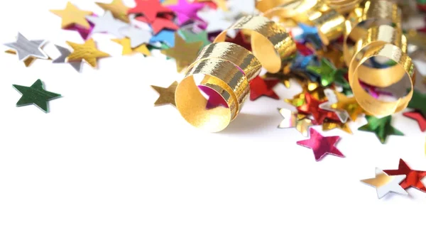 Gouden slingers en confetti sterren op witte achtergrond. — Stockfoto