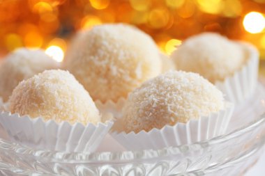 tatlı Hindistan cevizi top - ufuk arka plan, seçici odak üstünde Noel kurabiyeleri.