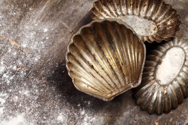 Top, eski ahşap arka plan üzerinde çerez kesici görüntülemek.