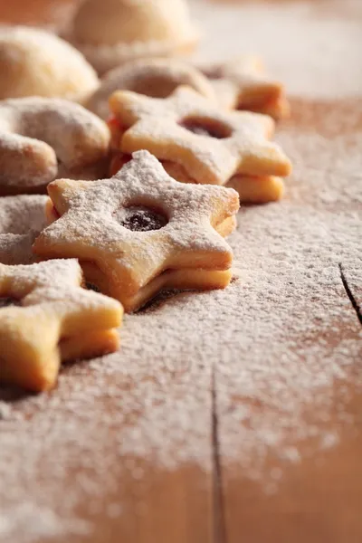 Biscotti di Natale e zucchero versato — Foto Stock