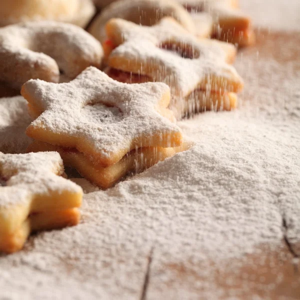 Biscoitos de Natal e verter açúcar — Fotografia de Stock