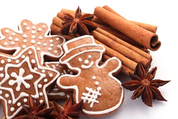 Lebkuchen und Gewürze zum Weihnachtsbacken auf weißem Hintergrund. — Stockfoto