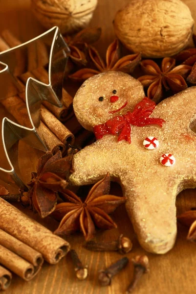 Nozes, especiarias, cortador de biscoitos e decoração de Natal — Fotografia de Stock
